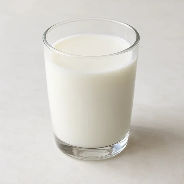 Contoh visual AI segelas susu putih; tampilan tidak membedakan kandungan lemak produk.